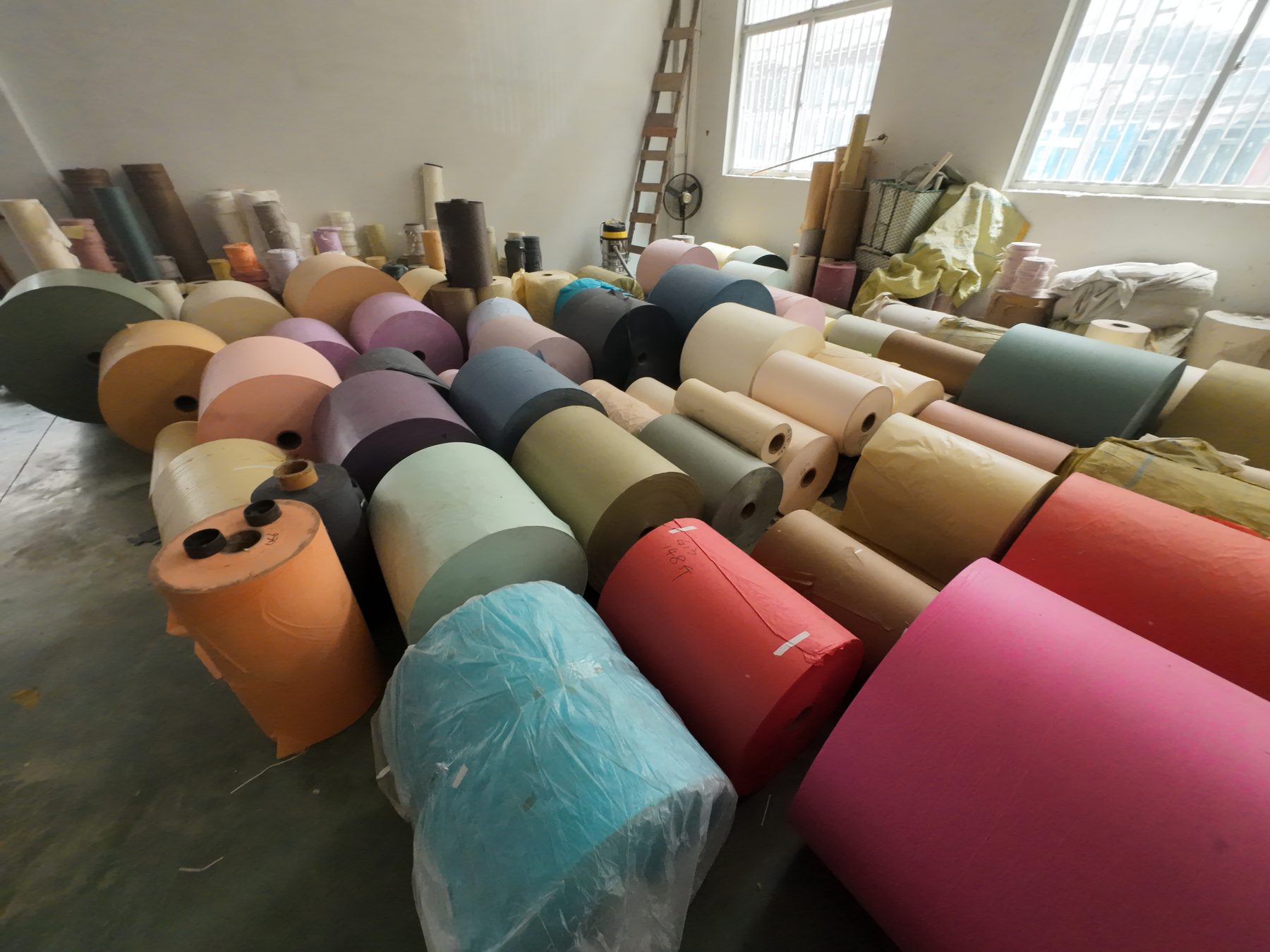 Foto de materias primas preparadas para fabricar sombreros 7