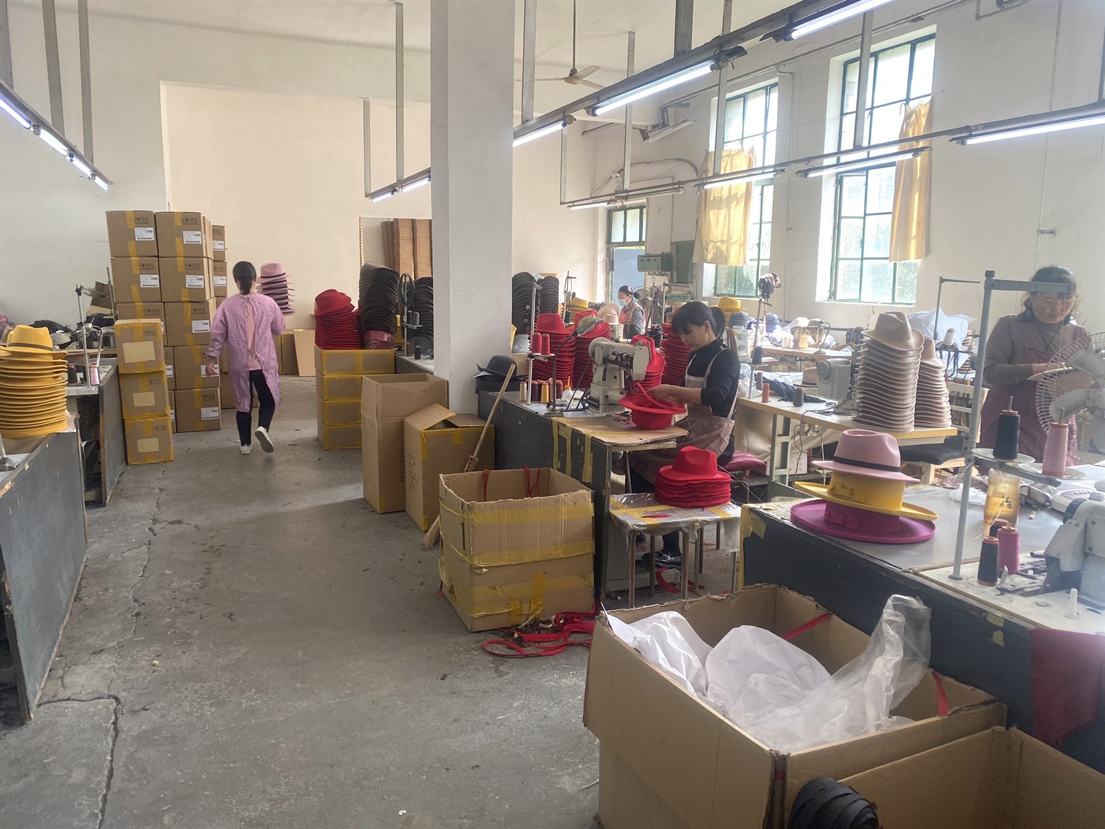 Foto de producción del taller de sombreros de fieltro de lana 1