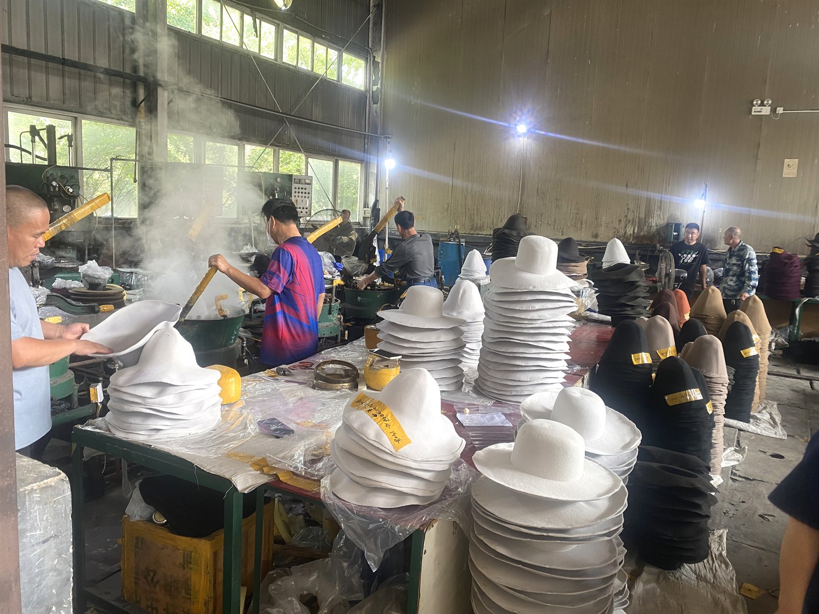 Foto de producción del taller de sombreros de fieltro de lana 5