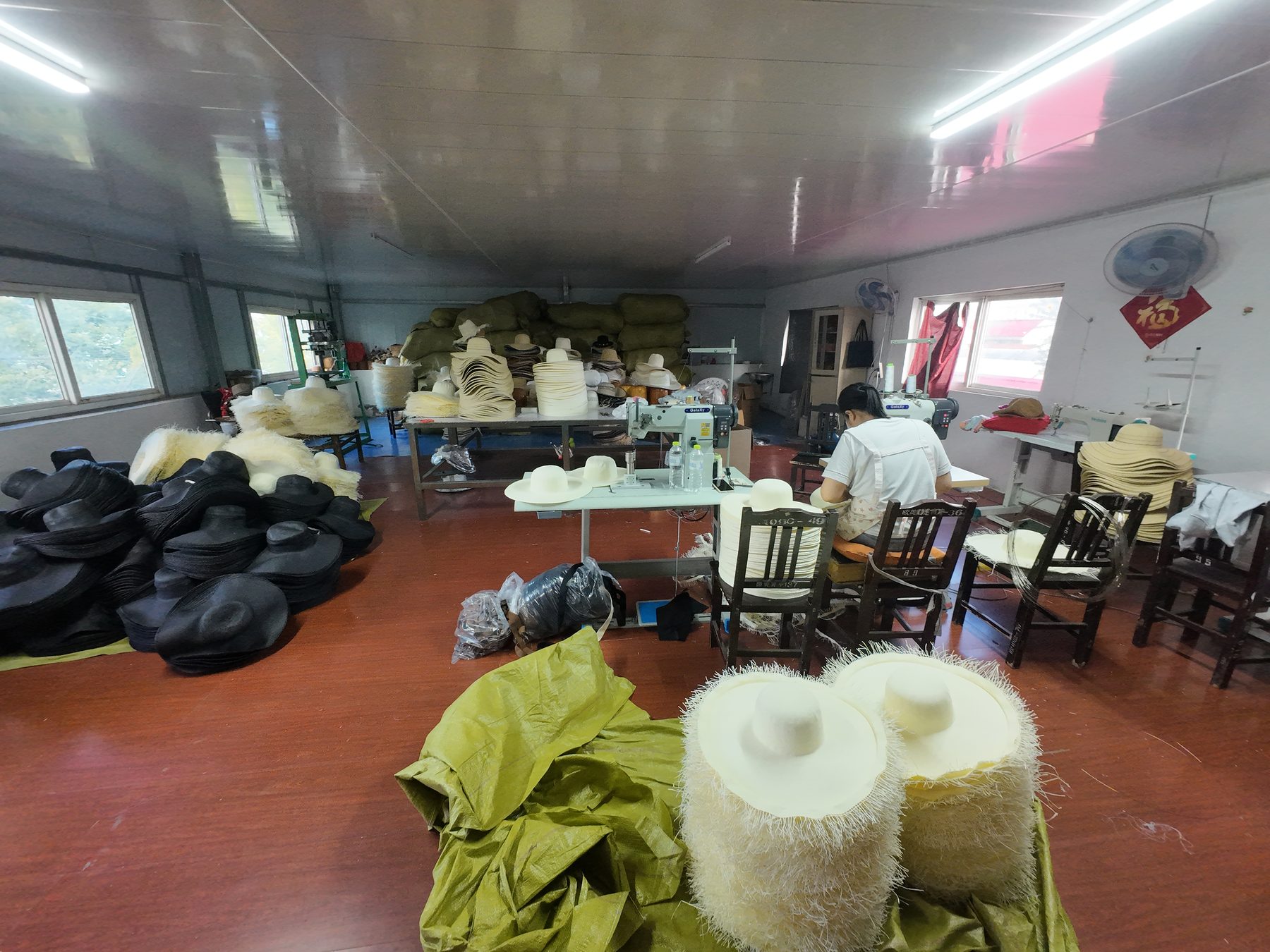 Foto del taller y área de producción de sombreros 9
